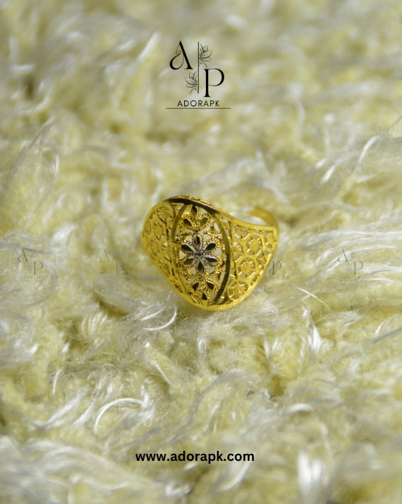 Elegance Gold Filigree Ring with Intricate Floral Design