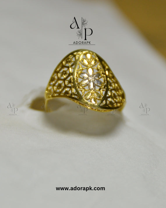 Elegance Gold Filigree Ring with Intricate Floral Design